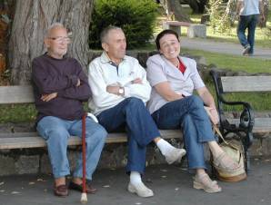 Po lewej Ludek pod &ldquo;baobabem&rdquo;. 100-letnia wierzba w JK AZS patrzy na pirsgdzie przed laty stała &ldquo;Maria&rdquo; gotowa do swojej pierwszej wielkiej wyprawy,a na drugim końcu ławeczki Gosia Krautschneider, która pomagała Ludkowi wprzygotowaniach do pierwszego rejsu Marii. Zdjęcie z 8 września2005 r.