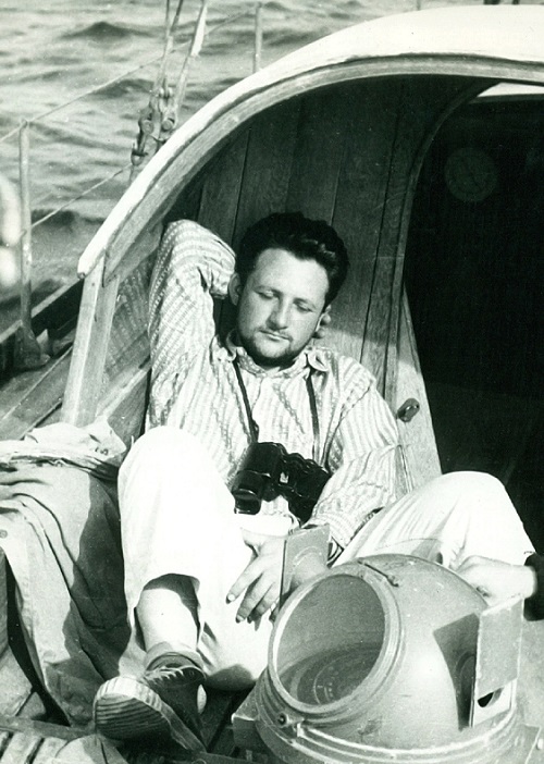 Kapitańska drzemka po nocnych zmaganiach z wiatrem i żaglami